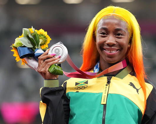 Tokio 2020 im Jahr 2021, Rückblick: Olympische Highlights (210801) -- TOKYO, Aug. 1, 2021 -- Shelly-Ann Fraser-Pryce of Jamaica reacts during the awarding ceremony of the Women s 100m at the Tokyo 2020 Olympic Games, Olympische Spiele, Olympia, OS in Tokyo, Japan, Aug. 1, 2021. ) (TOKYO2020)JAPAN-TOKYO-OLY-ATHLETICS-WOMEN S 100M-AWARDING CEREMONY JuxHuanzong 