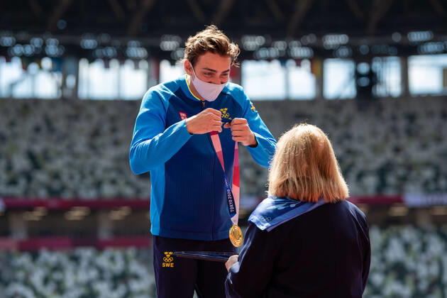 210804 Armand Duplantis of Sweden at the medal ceremony after men s pole vault final during day 12 of the Tokyo 2020 Olympic Games, Olympische Spiele, Olympia, OS on August 4, 2021 in Tokyo. Photo: Vegard Wivestad Grott BILDBYRAN kod VG VG0149 bbeng friidrott athletics friidrett olympic games olympics os ol olympiska spel olympiske leker tokyo2020 tokyo 2020 tokyo-os tokyo-ol sverige sweden OS-guld OL-gull Copyright: VEGARDxWIVESTADxGRoTT BB210804VG023