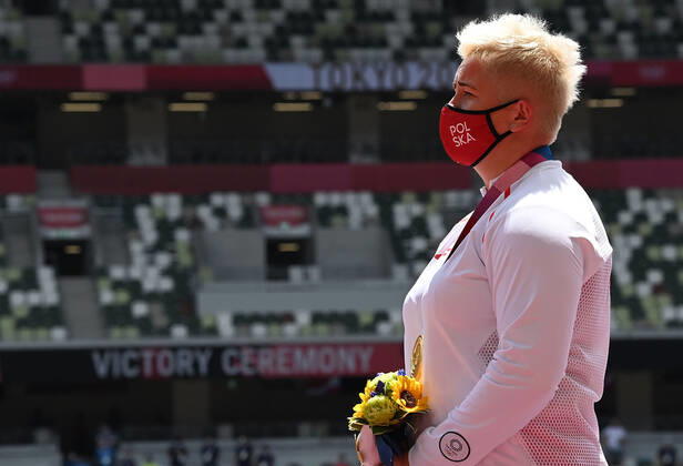 (210804) -- TOKYO, Aug. 4, 2021 -- Gold medalist Anita Wlodarczyk of Poland reacts on the awarding ceremony of the women s hammer throw at the Tokyo 2020 Olympic Games, Olympische Spiele, Olympia, OS in Tokyo, Japan, Aug. 4, 2021. ) (TOKYO2020)JAPAN-TOKYO-OLY-ATHLETICS-WOMEN S HAMMER THROW-AWARDING CEREMONY LixYibo 