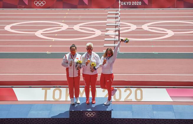2021.08.04 Igrzyska Olimpijskie Tokio 2020 Lekkoatletyka, Rzut Mlotem Kobiet, Ceremonia Medalowa N z CHN Zheng Wang, POL Anita Wlodarczyk, POL Malwina Kopron Foto Rafal Oleksiewicz PressFocus 2021.08.04 Tokyo 2020 Olympic Games, Olympische Spiele, Olympia, OS Athletics, Women s Hammer Throw Medal Ceremony CHN Zheng Wang, POL Anita Wlodarczyk, POL Malwina Kopron Credit Rafal Oleksiewicz PressFocus NEWSPIX.PL --- Newspix.pl 20210804PFRO5017