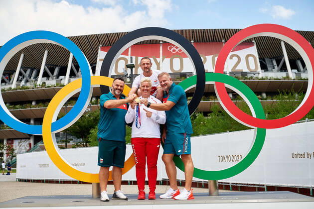 04.08.2021 TOKIO JAPONIA , STADION OLIMPIJSKI , XXXII IGRZYSKA OLIMPIJSKIE TOKIO 2020 Olympic Games, Olympische Spiele, Olympia, OS TOKYO 2020 ) LEKKOATLETYKA RZUT MLOTEM NZ. ANITA WLODARCZYK Z MEDALEM OLIMPIJSKIM I IVICA JAKELIC RAFAL BIALEK I ROBERT SMIGIELSKI FOTO RADOSLAW JOZWIAK CYFRASPORT NEWSPIX.PL --- Newspix.pl  CRJ_1154
