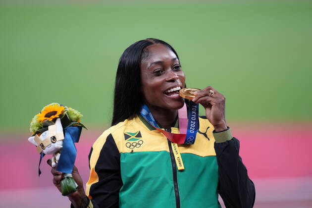 OLY21 ATHLETICS, Elaine Thompson-Herah of Jamaica with her Gold medal for the Women?s 200m at the Olympic Stadium during the Tokyo Olympic Games, Olympische Spiele, Olympia, OS Tokyo Wednesday, August 4, 2021. ( NO ARCHIVING, EDITORIAL USE ONLY, NO USE IN BOOKS WITHOUT CONSENT TOKYO TOKYO JAPAN  Copyright: xJOExGIDDENSx 20210804001564076791