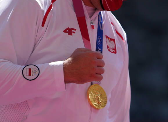 (210805) -- TOKYO, Aug. 5, 2021 -- Wojciech Nowicki of Poland reacts during the awarding ceremony of the Men s Hammer Throw at the Tokyo 2020 Olympic Games, Olympische Spiele, Olympia, OS in Tokyo, Japan, Aug. 5, 2021. ) (TOKYO2020)XHTP-JAPAN-TOKYO-OLY-ATHLETICS-MEN S HAMMER THROW-AWARDING CEREMONY LuixSiuxWai 