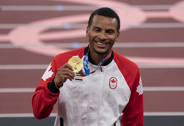August 5, 2021, Tokyo, Japan: Canadaâ€⠢s Andre De Grasse, from Markham, Ont. holds up the gold medal for the 200m race during a ceremony at the 2020 Tokyo Olympics, Thursday, August 5, 2021 in Tokyo, Japan. Canada News - August 5, 2021 - ZUMAc35_ 20210805_zaf_c35_013 Copyright: xAdrianxWyldx