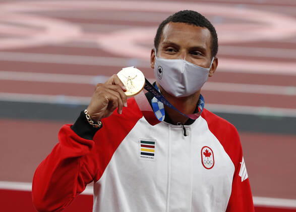 Canada s Andre de Grasse celebrates his Gold Medal during the Men s 200m Medal Ceremonies at the Olympic Stadium during the 2020 Summer Olympics in Tokyo, Japan on Thursday, August 5, 2021. de Grasse won the race in national record 19.62.  OLY20210805442 TASOSxKATOPODIS