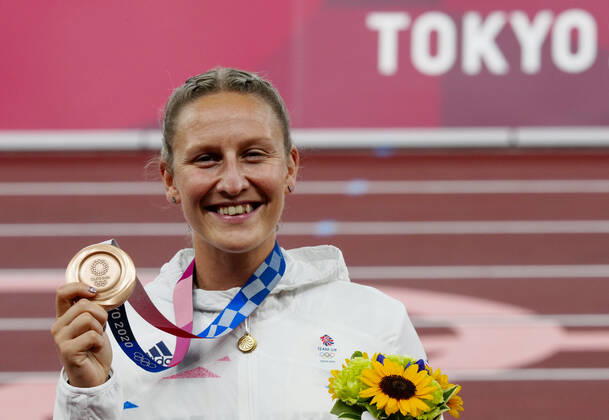 Tokio 2020 im Jahr 2021, Leichtathletik, Stabhochsprung, Damen, Siegerehrung Mandatory Credit: Photo by Dave Shopland Shutterstock (12249250e) Holly Bradshaw (GBR) with her Bronze Medal - Women s Pole Vault Final Athletics, Olympic Stadium, Tokyo Olympic Games, Olympische Spiele, Olympia, OS 2020, Japan - 06 Aug 2021 Athletics, Olympic Stadium, Tokyo Olympic Games 2020, Japan - 06 Aug 2021 Copyright: xDavexShopland Shutterstockx 12249250e