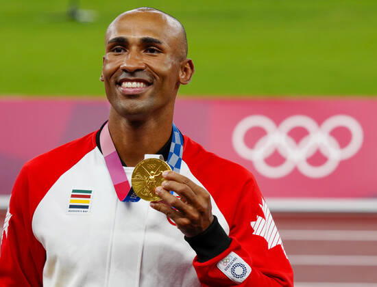 Mandatory Credit: Photo by Dave Shopland Shutterstock (12249250av) Damian Warner (CAN) with his Gold Medal - Men s Decathlon Athletics, Olympic Stadium, Tokyo Olympic Games, Olympische Spiele, Olympia, OS 2020, Japan - 06 Aug 2021 Athletics, Olympic Stadium, Tokyo Olympic Games 2020, Japan - 06 Aug 2021  Copyright: xDavexShopland Shutterstockx 12249250av