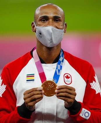 Mandatory Credit: Photo by Dave Shopland Shutterstock (12249250ak) Damian Warner (CAN) with his Gold Medal - Men s Decathlon Athletics, Olympic Stadium, Tokyo Olympic Games, Olympische Spiele, Olympia, OS 2020, Japan - 06 Aug 2021 Athletics, Olympic Stadium, Tokyo Olympic Games 2020, Japan - 06 Aug 2021  Copyright: xDavexShopland Shutterstockx 12249250ak