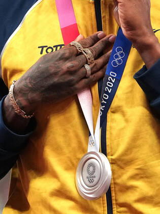 (210806) -- TOKYO, Aug. 6, 2021 -- Anthony Jose Zambrano of Colombia reacts during the awarding ceremony of the Men s 400m at the Tokyo 2020 Olympic Games, Olympische Spiele, Olympia, OS in Tokyo, Japan, Aug. 6, 2021. ) (TOKYO2020)JAPAN-TOKYO-OLY-ATHLETICS-MEN S 400M-AWARDING CEREMONY LuixSiuxWai 