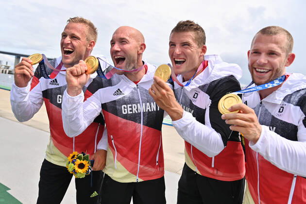 Siegerehrung, victory ceremony, Max RENDSCHMIDT (GER) Ronald RAUHE (GER) Tom LIEBSCHER (GER) Max LEMKE (GER), Sieger, winner, Olympiasieger, 1. Platz, Goldmedaille, Gold Medallist, Olympic Champion, Goldmedaillengewinner Jubel, Freude, Begeisterung, Canoe Sprint, Kanu Sprint, Men s Kayak Four, 500m. Maenner Kayak Vierer, MK4 Sea Forest Waterway, am 07.08.2021. Olympische Sommerspiele 2020, vom 23.07. - 08.08.2021 in Tokio Japan.