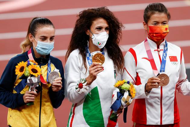 Italy s Antonella Palmisano (C-gold), Colombia s Sandra Arenas (L-silver) and China s Liu Hong (R-bronze) jubilate on the podium in women s 20 km race walk during the Tokyo 2020 Olympic Games, Olympische Spiele, Olympia, OS at the Olympic Stadium in Tokyo, Japan, 07 August 2021. Women s 20 km race walk !ACHTUNG: NUR REDAKTIONELLE NUTZUNG!  Copyright: xJuanxIgnacioxRONCORONIx EVE9265 20210807-1814403a428afe511e5f44010a62397574e37d50
