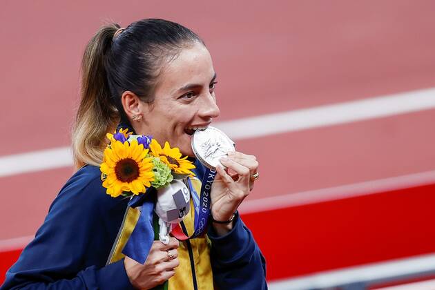 Colombia s Sandra Arenas jubilates on the podium after winning the silver medal in women s 20 km race walk during the Tokyo 2020 Olympic Games, Olympische Spiele, Olympia, OS at the Olympic Stadium in Tokyo, Japan, 07 August 2021. Women s 20 km race walk !ACHTUNG: NUR REDAKTIONELLE NUTZUNG!  Copyright: xJuanxIgnacioxRONCORONIx EVE9264 20210807-5aa2d872e0863ed3947232459d47343d1b9c5f84