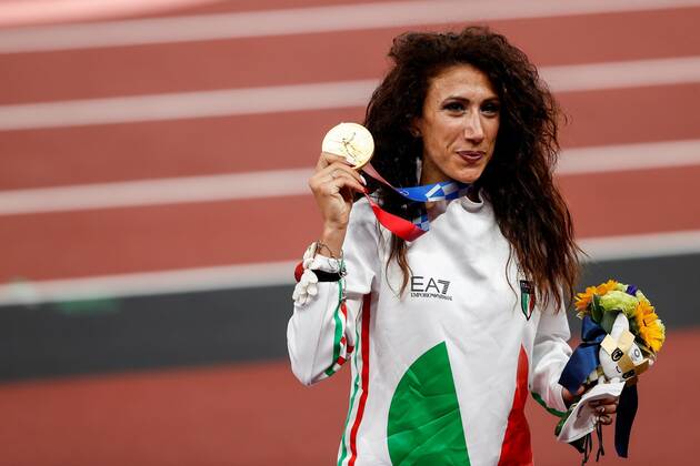 Italy s Antonella Palmisano jubilates on the podium after winning the gold medal in women s 20 km race walk during the Tokyo 2020 Olympic Games, Olympische Spiele, Olympia, OS at the Olympic Stadium in Tokyo, Japan, 07 August 2021. Women s 20 km race walk !ACHTUNG: NUR REDAKTIONELLE NUTZUNG!  Copyright: xJuanxIgnacioxRONCORONIx EVE9268 20210807-d5a65cc7558f1e6f740a7256da41277a51a77df9