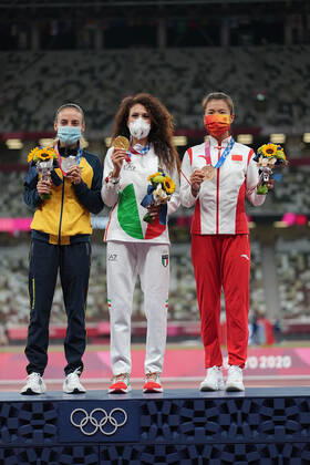 (210807) -- TOKYO, Aug. 7, 2021 -- Gold medalist Antonella Palmisano (C) of Italy, silver medalist Sandra Lorena Arenas (L) of Colombia and bronze medalist Liu Hong of China react during the awarding ceremony of the Women s 20km Race Walk at the Tokyo 2020 Olympic Games, Olympische Spiele, Olympia, OS in Tokyo, Japan, Aug. 7, 2021. ) (TOKYO2020)JAPAN-TOKYO-OLY-ATHLETICS-WOMEN S 20KM RACE WALK-AWARDING CEREMONY LuixSiuxWai 
