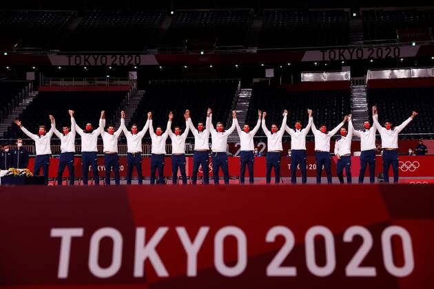 Spain s handball players jubilate on the podium after winning the bronze medal amid the 2020 Olympic Games, Olympische Spiele, Olympia, OS at the Yoyogi National Stadium in Tokyo, Japan, 07 August 2021. 2020 Olympic Games - Handball !ACHTUNG: NUR REDAKTIONELLE NUTZUNG!  Copyright: xJosexMendezx EVE9442 20210807-35c748ef60884b21deedc09cfb8dd8dc0a8d7881