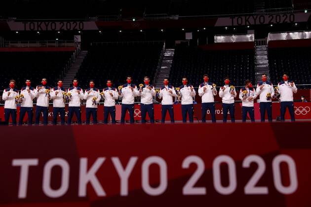 Spain s handball players jubilate on the podium after winning the bronze medal amid the 2020 Olympic Games, Olympische Spiele, Olympia, OS at the Yoyogi National Stadium in Tokyo, Japan, 07 August 2021. 2020 Olympic Games - Handball !ACHTUNG: NUR REDAKTIONELLE NUTZUNG!  Copyright: xJosexMendezx EVE9443 20210807-dd81ee284338019ef92a756fa674d249b2071221