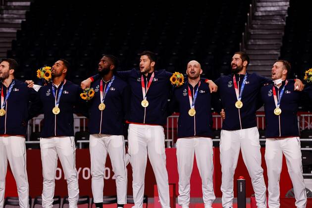 France s handball players jubilate after winning the gold medal amid the 2020 Olympic Games, Olympische Spiele, Olympia, OS at the Yoyogi National Stadium in Tokyo, Japan, 07 August 2021. 2020 Olympic Games - Handball !ACHTUNG: NUR REDAKTIONELLE NUTZUNG!  Copyright: xJosexMendezx EVE9450 20210807-3a9939ecf810b74cfc857c1734e9839f55824582