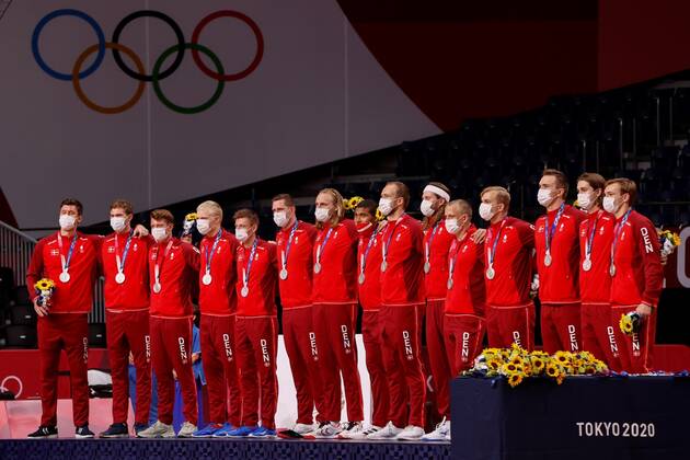 Denmark s handball players jubilate after winning the silver medal amid the 2020 Olympic Games, Olympische Spiele, Olympia, OS at the Yoyogi National Stadium in Tokyo, Japan, 07 August 2021. 2020 Olympic Games - Handball !ACHTUNG: NUR REDAKTIONELLE NUTZUNG!  Copyright: xJosexMendezx EVE9449 20210807-6f869c9c02e67c4e239cceed4421c4b80277aaaa