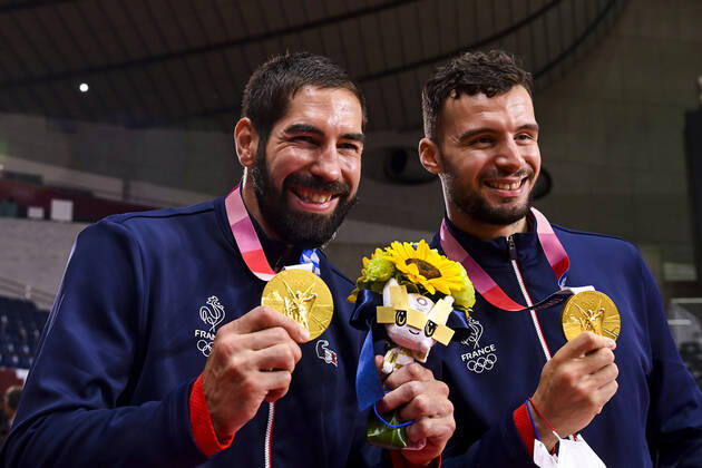 joie des joueurs de la France - Nikola Karabatic (Fra) et Nedim Remili (Fra) avec leur medaille d or HANDBALL : Finale France vs Danemark - Jeux Olympiques - Tokyo 2020 - 07 08 2021 JBAutissier Panoramic 