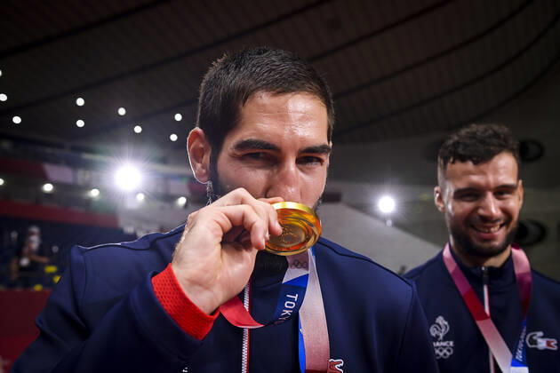 joie des joueurs de la France - Nikola Karabatic (Fra) et Nedim Remili (Fra) avec leur medaille d or HANDBALL : Finale France vs Danemark - Jeux Olympiques - Tokyo 2020 - 07 08 2021 JBAutissier Panoramic 