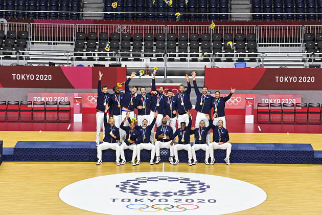 joie des joueurs de la France - protocole podium lancer de fleurs HANDBALL : Finale France vs Danemark - Jeux Olympiques - Tokyo 2020 - 07 08 2021 JBAutissier Panoramic 