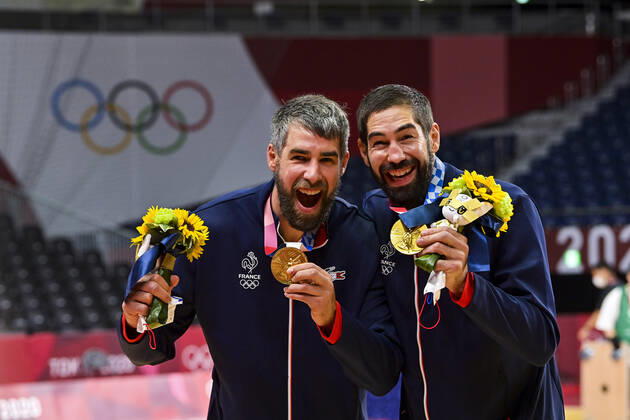 joie des joueurs de la France - protocole podium Luka Karabatic (Fra) et Nikola Karabatic (Fra) HANDBALL : Finale France vs Danemark - Jeux Olympiques - Tokyo 2020 - 07 08 2021 JBAutissier Panoramic 