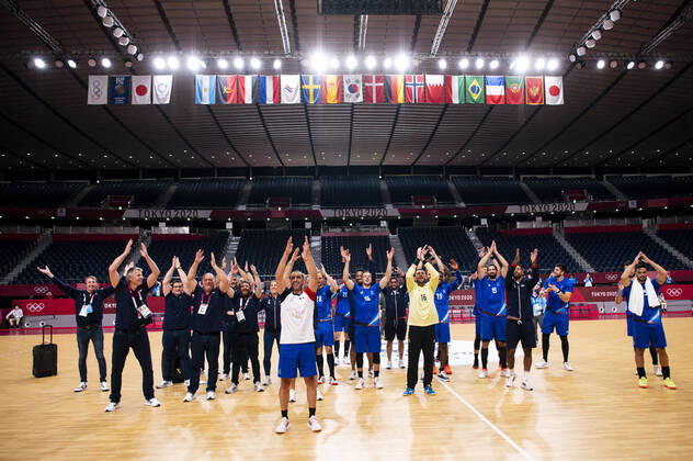 joie des joueurs de la France - protocole podium clapping HANDBALL : Finale France vs Danemark - Jeux Olympiques - Tokyo 2020 - 07 08 2021 JBAutissier Panoramic 