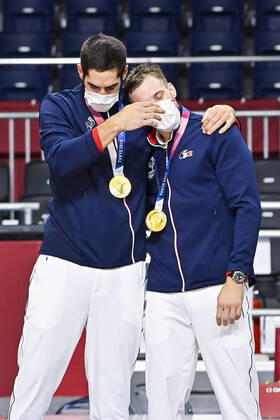 joie des joueurs de la France Nikola Karabatic (Fra) Kentin Mahe (Fra) HANDBALL : Finale France vs Danemark - Jeux Olympiques - Tokyo 2020 - 07 08 2021 JBAutissier Panoramic 