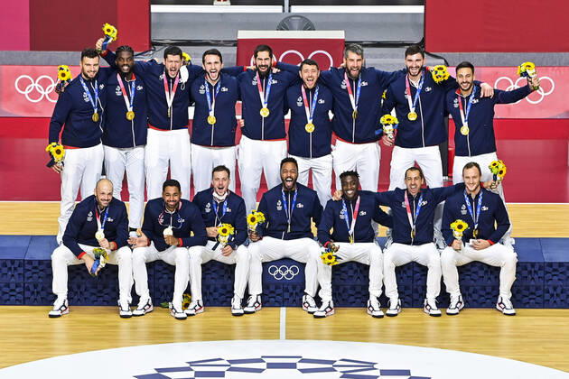 joie des joueurs de la France sur le podium HANDBALL : Finale France vs Danemark - Jeux Olympiques - Tokyo 2020 - 07 08 2021 JBAutissier Panoramic 