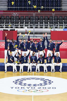 joie des joueurs de la France sur le podium - lancer de fleurs HANDBALL : Finale France vs Danemark - Jeux Olympiques - Tokyo 2020 - 07 08 2021 JBAutissier Panoramic 