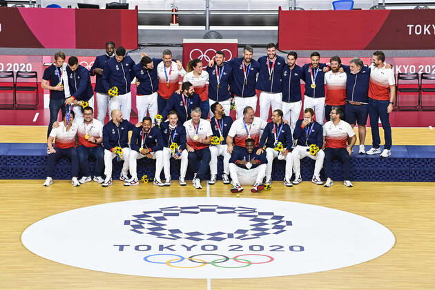 joie des joueurs de la France sur le podium avec le staff technique HANDBALL : Finale France vs Danemark - Jeux Olympiques - Tokyo 2020 - 07 08 2021 JBAutissier Panoramic 
