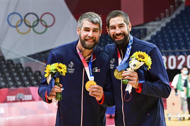 joie des joueurs de la France Luka Karabatic (Fra) Nikola Karabatic (Fra) avec leur medaille d or HANDBALL : Finale France vs Danemark - Jeux Olympiques - Tokyo 2020 - 07 08 2021 JBAutissier Panoramic 