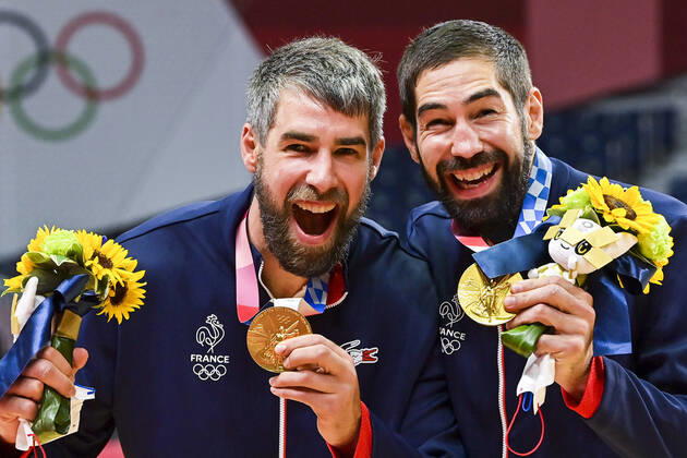 joie des joueurs de la France Luka Karabatic (Fra) Nikola Karabatic (Fra) avec leur medaille d or HANDBALL : Finale France vs Danemark - Jeux Olympiques - Tokyo 2020 - 07 08 2021 JBAutissier Panoramic 