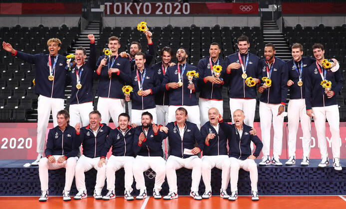 Tokio 2020 im Jahr 2021, Volleyball, Herren, Siegerehrung TOKYO, JAPAN - AUGUST 8, 2021: The French team (gold) and coaching staff pose for a photograph during the victory ceremony for the men s volleyball event at Ariake Arena during the 2020 Summer Olympic Games, Olympische Spiele, Olympia, OS Sergei Bobylev TASS  TS10BED1