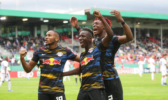 Sandhausen , Fußball DFB Pokal SV Sandhausen vs. RB Leipzig , Jubel nach dem Tor zum 0 ;: 3 , von links: : Torschütze Christopher Nkunku Amadou Haidara Mohamed Simakan ( Leipzig ) Gemäß den Vorgaben des DFB Deutscher Fußball Bund ist es untersagt, in dem Stadion und oder vom Spiel angefertigte Fotoaufnahmen in Form von Sequenzbildern und oder videoähnlichen Fotostrecken zu verwerten bzw. verwerten zu lassen.