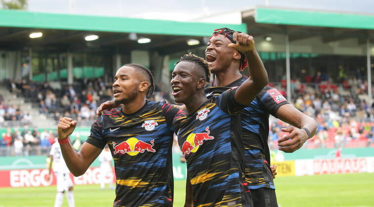 Sandhausen , Fußball DFB Pokal SV Sandhausen vs. RB Leipzig , Jubel nach dem Tor zum 0 ;: 3 , von links: : Torschütze Christopher Nkunku Amadou Haidara Mohamed Simakan ( Leipzig ) Gemäß den Vorgaben des DFB Deutscher Fußball Bund ist es untersagt, in dem Stadion und oder vom Spiel angefertigte Fotoaufnahmen in Form von Sequenzbildern und oder videoähnlichen Fotostrecken zu verwerten bzw. verwerten zu lassen.