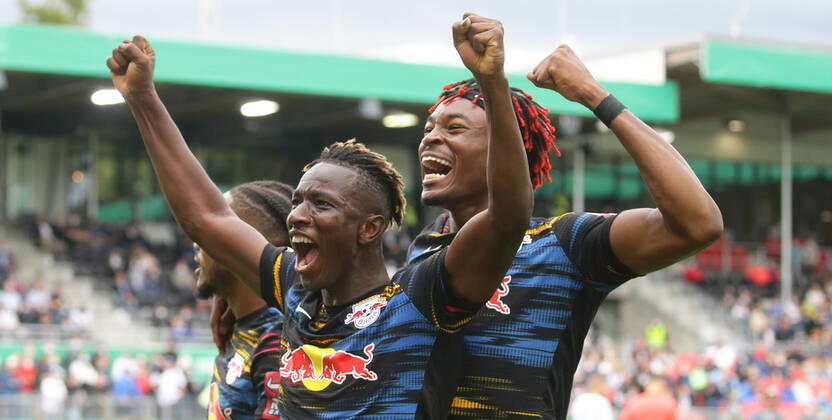 Sandhausen , Fußball DFB Pokal SV Sandhausen vs. RB Leipzig , von links: : Amadou Haidara Mohamed Simakan ( Leipzig ) Gemäß den Vorgaben des DFB Deutscher Fußball Bund ist es untersagt, in dem Stadion und oder vom Spiel angefertigte Fotoaufnahmen in Form von Sequenzbildern und oder videoähnlichen Fotostrecken zu verwerten bzw. verwerten zu lassen.