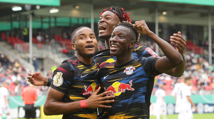 Sandhausen , Fußball DFB Pokal SV Sandhausen vs. RB Leipzig , Jubel nach dem Tor zum 0 ;: 3 , von links: : Torschütze Christopher Nkunku Amadou Haidara Mohamed Simakan ( Leipzig ) Gemäß den Vorgaben des DFB Deutscher Fußball Bund ist es untersagt, in dem Stadion und oder vom Spiel angefertigte Fotoaufnahmen in Form von Sequenzbildern und oder videoähnlichen Fotostrecken zu verwerten bzw. verwerten zu lassen.