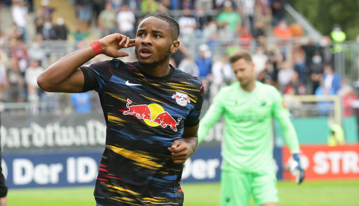 Sandhausen , Fußball DFB Pokal SV Sandhausen vs. RB Leipzig , Jubel nach dem Tor zum 0 : 3 , Torschütze Christopher Nkunku ( Leipzig ) Gemäß den Vorgaben des DFB Deutscher Fußball Bund ist es untersagt, in dem Stadion und oder vom Spiel angefertigte Fotoaufnahmen in Form von Sequenzbildern und oder videoähnlichen Fotostrecken zu verwerten bzw. verwerten zu lassen.