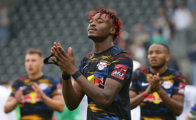 Sandhausen , Fußball DFB Pokal SV Sandhausen vs. RB Leipzig , Mohamed Simakan ( Leipzig ) Gemäß den Vorgaben des DFB Deutscher Fußball Bund ist es untersagt, in dem Stadion und oder vom Spiel angefertigte Fotoaufnahmen in Form von Sequenzbildern und oder videoähnlichen Fotostrecken zu verwerten bzw. verwerten zu lassen.