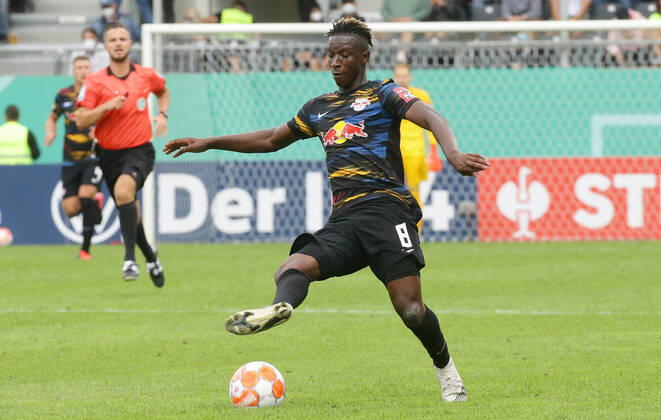 Sandhausen , Fußball DFB Pokal SV Sandhausen vs. RB Leipzig , Amadou Haidara ( Leipzig ) Gemäß den Vorgaben des DFB Deutscher Fußball Bund ist es untersagt, in dem Stadion und oder vom Spiel angefertigte Fotoaufnahmen in Form von Sequenzbildern und oder videoähnlichen Fotostrecken zu verwerten bzw. verwerten zu lassen.