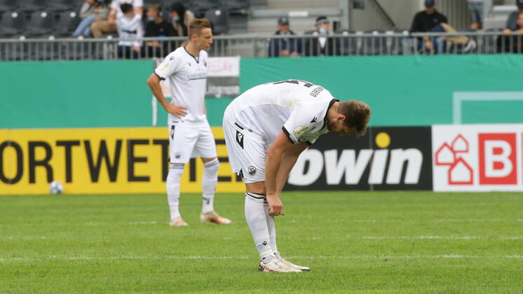 Sandhausen , Fußball DFB Pokal SV Sandhausen vs. RB Leipzig , Immanuel Höhn ( Sandhausen ) , Enttäuschung Gemäß den Vorgaben des DFB Deutscher Fußball Bund ist es untersagt, in dem Stadion und oder vom Spiel angefertigte Fotoaufnahmen in Form von Sequenzbildern und oder videoähnlichen Fotostrecken zu verwerten bzw. verwerten zu lassen.