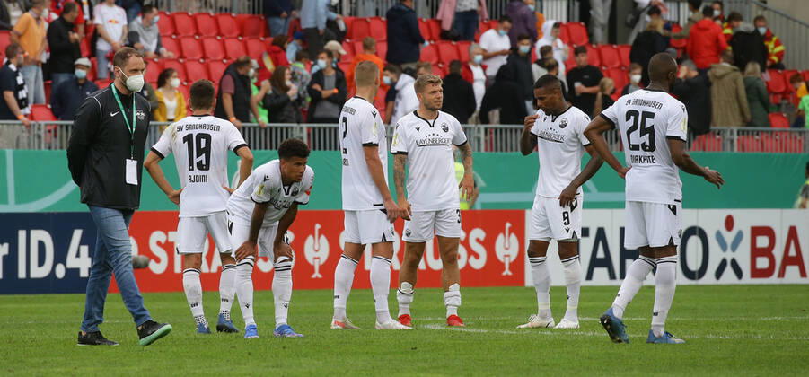Sandhausen , Fußball DFB Pokal SV Sandhausen vs. RB Leipzig , Enttäuschung Sandhausen Gemäß den Vorgaben des DFB Deutscher Fußball Bund ist es untersagt, in dem Stadion und oder vom Spiel angefertigte Fotoaufnahmen in Form von Sequenzbildern und oder videoähnlichen Fotostrecken zu verwerten bzw. verwerten zu lassen.