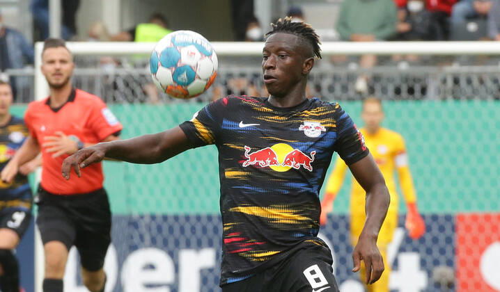 Sandhausen , Fußball DFB Pokal SV Sandhausen vs. RB Leipzig , Amadou Haidara ( Leipzig ) Gemäß den Vorgaben des DFB Deutscher Fußball Bund ist es untersagt, in dem Stadion und oder vom Spiel angefertigte Fotoaufnahmen in Form von Sequenzbildern und oder videoähnlichen Fotostrecken zu verwerten bzw. verwerten zu lassen.