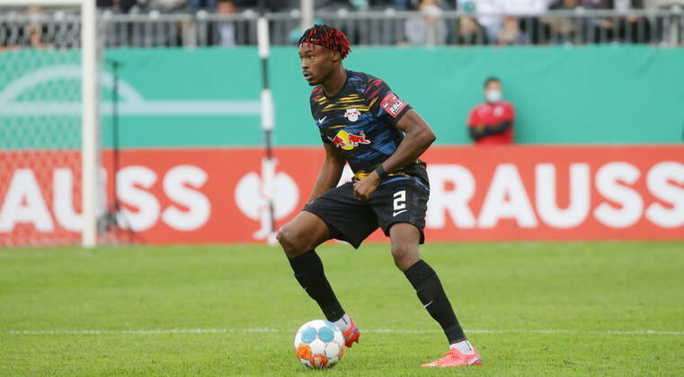 Sandhausen , Fußball DFB Pokal SV Sandhausen vs. RB Leipzig , Mohamed Simakan ( Leipzig ) Gemäß den Vorgaben des DFB Deutscher Fußball Bund ist es untersagt, in dem Stadion und oder vom Spiel angefertigte Fotoaufnahmen in Form von Sequenzbildern und oder videoähnlichen Fotostrecken zu verwerten bzw. verwerten zu lassen.