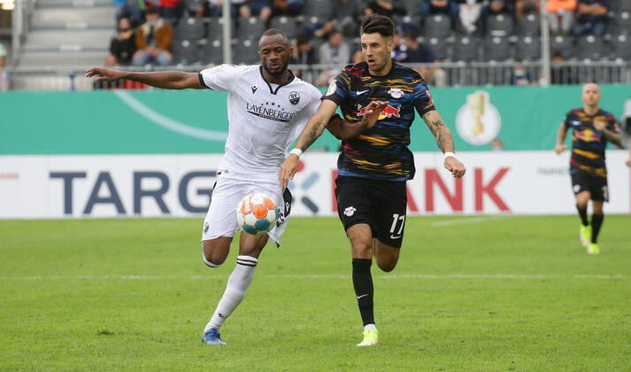 Sandhausen , Fußball DFB Pokal SV Sandhausen vs. RB Leipzig , von links: Oumar Diakhite ( Sand ) Dominik Szoboszlai ( Leipzig ) Gemäß den Vorgaben des DFB Deutscher Fußball Bund ist es untersagt, in dem Stadion und oder vom Spiel angefertigte Fotoaufnahmen in Form von Sequenzbildern und oder videoähnlichen Fotostrecken zu verwerten bzw. verwerten zu lassen.