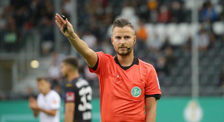Sandhausen , Fußball DFB Pokal SV Sandhausen vs. RB Leipzig , Schiedsrichter Daniel Schlager Gemäß den Vorgaben des DFB Deutscher Fußball Bund ist es untersagt, in dem Stadion und oder vom Spiel angefertigte Fotoaufnahmen in Form von Sequenzbildern und oder videoähnlichen Fotostrecken zu verwerten bzw. verwerten zu lassen.