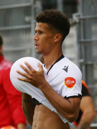 Sandhausen , Fußball DFB Pokal SV Sandhausen vs. RB Leipzig , Chima Okoroji ( Sandhausen ) Gemäß den Vorgaben des DFB Deutscher Fußball Bund ist es untersagt, in dem Stadion und oder vom Spiel angefertigte Fotoaufnahmen in Form von Sequenzbildern und oder videoähnlichen Fotostrecken zu verwerten bzw. verwerten zu lassen.