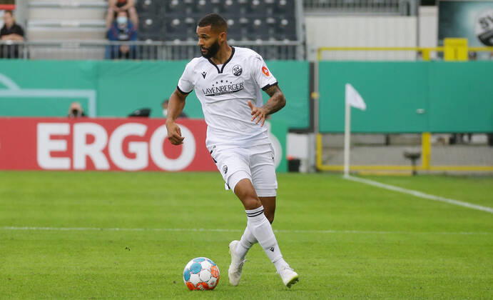 Sandhausen , Fußball DFB Pokal SV Sandhausen vs. RB Leipzig , Cebio Soukou ( Sandhausen ) Gemäß den Vorgaben des DFB Deutscher Fußball Bund ist es untersagt, in dem Stadion und oder vom Spiel angefertigte Fotoaufnahmen in Form von Sequenzbildern und oder videoähnlichen Fotostrecken zu verwerten bzw. verwerten zu lassen.