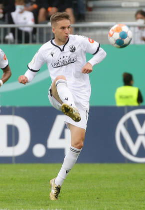 Sandhausen , Fußball DFB Pokal SV Sandhausen vs. RB Leipzig , Gianluca Gaudino ( Sandhausen ) Gemäß den Vorgaben des DFB Deutscher Fußball Bund ist es untersagt, in dem Stadion und oder vom Spiel angefertigte Fotoaufnahmen in Form von Sequenzbildern und oder videoähnlichen Fotostrecken zu verwerten bzw. verwerten zu lassen.